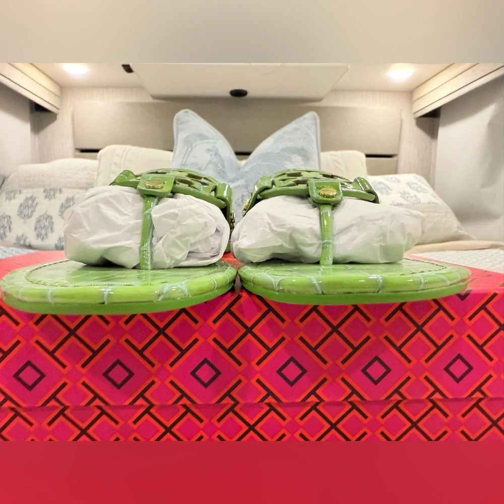 Tory Burch Iconic Croc-Embossed Leather Sandals in Jolly Green, LIKE-NEW! - Picture 5 of 11